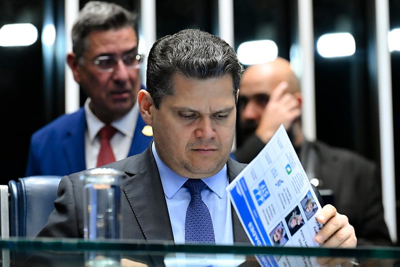 Polícia Federal indicia suplente de Davi Alcolumbre por fraudes em licitações do Dnit