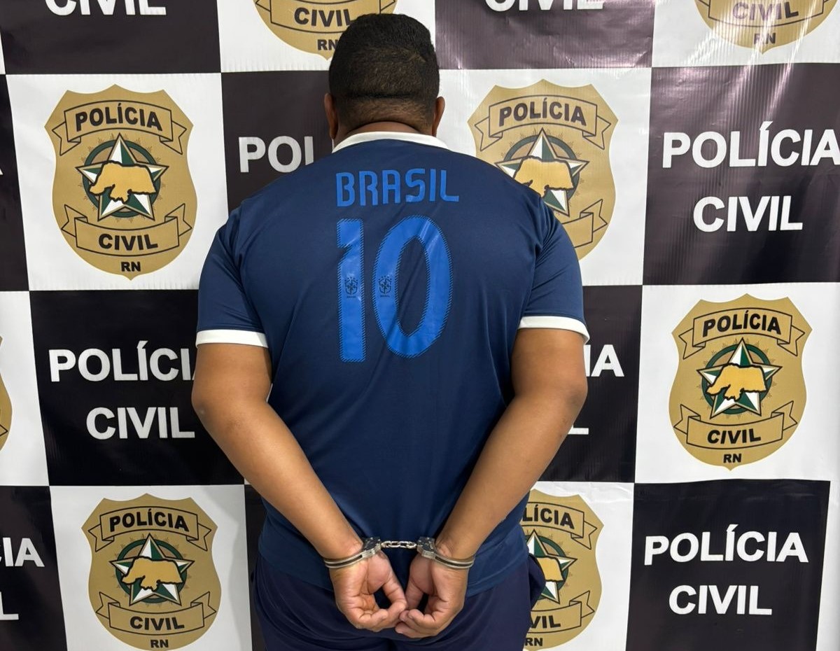 Homem de 27 anos preso suspeito de integrar facção e entregar arma a filho de 4 anos em Ceará-Mirim