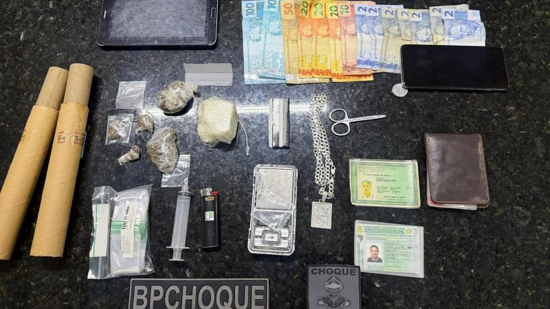 Homem é preso em flagrante com arsenal do tráfico na Zona Sul de Natal após tentativa de fuga