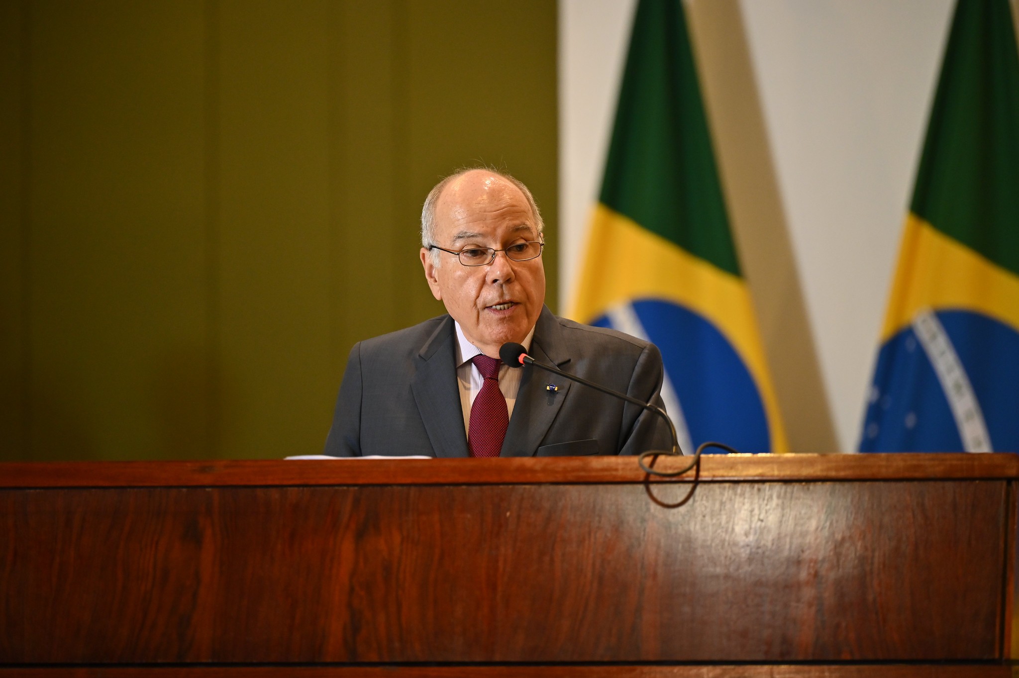 Ministro cita "atropelos" em negociações com Trump sobre tarifaço americano