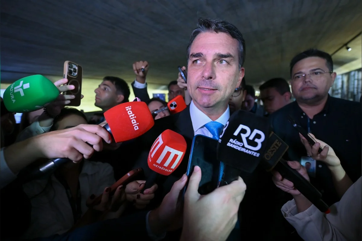 Flávio Bolsonaro participa de audiência nos EUA para debater tarifas sobre produtos brasileiros