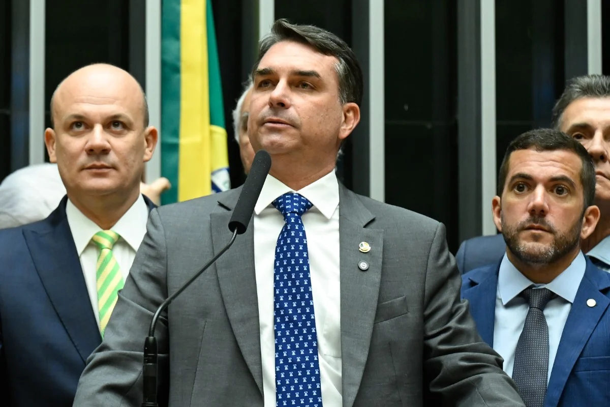 Flávio Bolsonaro se opõe a taxação de 25% de produtos brasileiros nos EUA e tenta conter soberania de Lula