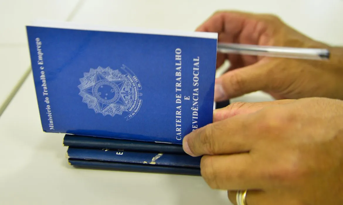 Taxa de desemprego no Brasil atinge 5,6% em maio, menor índice para o mês desde 2012