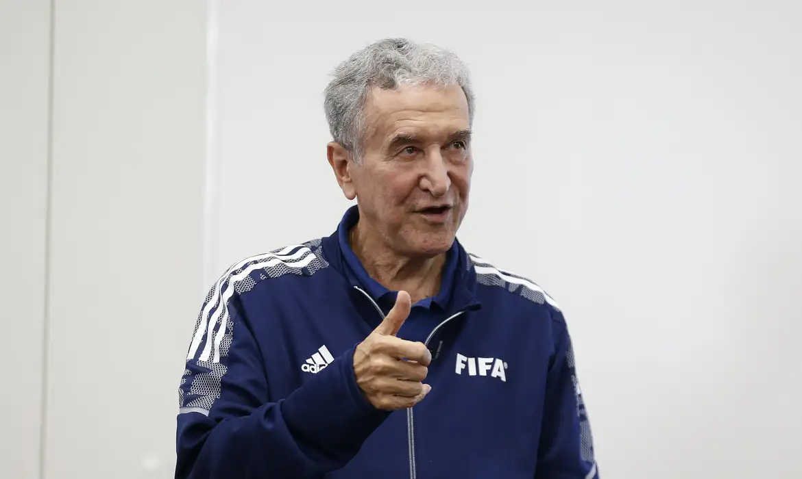 Calor Alberto Parreira, técnico do tetra, é internado no Hospital Samaritano no Rio