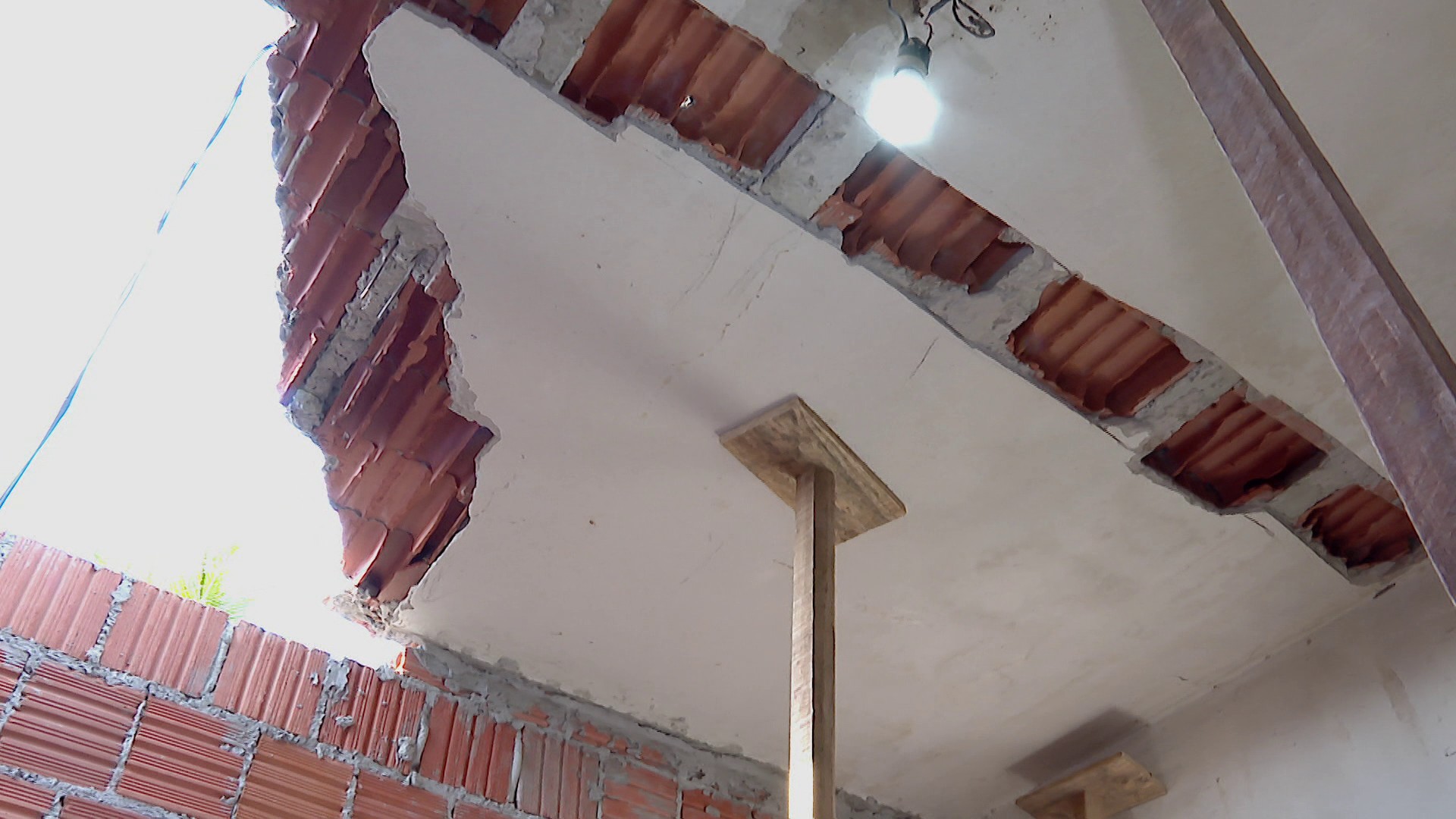 Aposentados lutam para reconstruir casa destruída por temporal em Ribeirão Preto