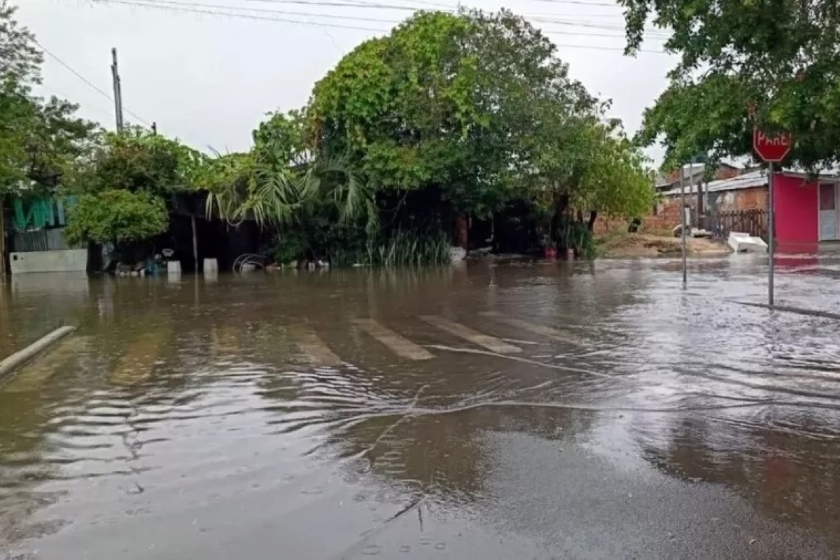 Temporal devasta o Rio Grande do Sul: bloqueios e desalojados
