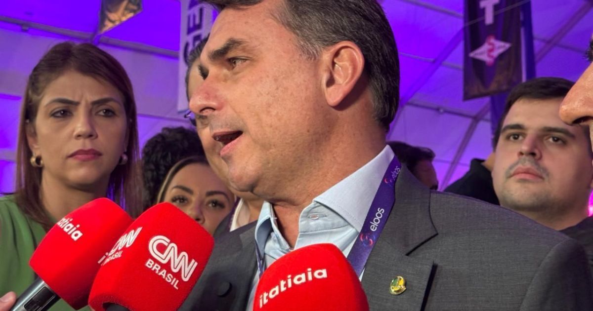Flávio Bolsonaro revela ter nome para vice em chapa presidencial, aguardando alinhamento partidário