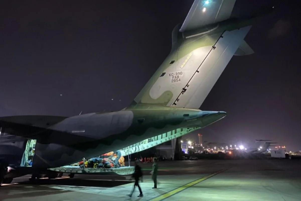 FAB resgata 15 brasileiros de Caracas após terremotos na Venezuela