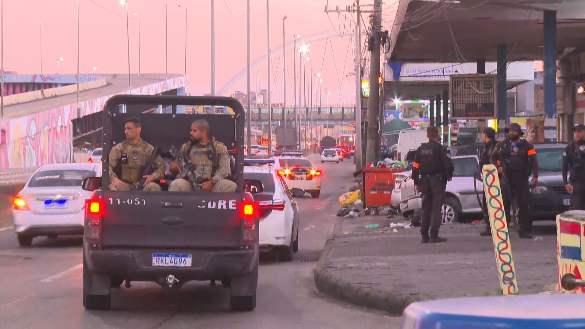 Polícia Civil fecha Linha Vermelha em operação na Maré