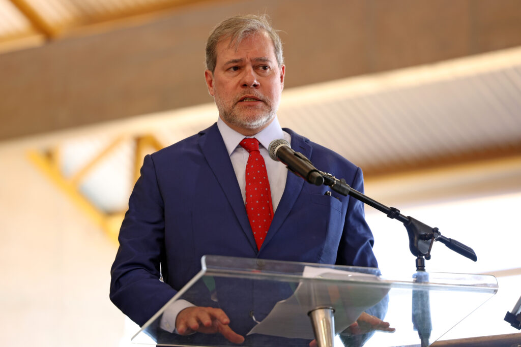 Toffoli propõe flexibilizar exigência de sede de plataformas digitais no Brasil, gerando debate na Corte
