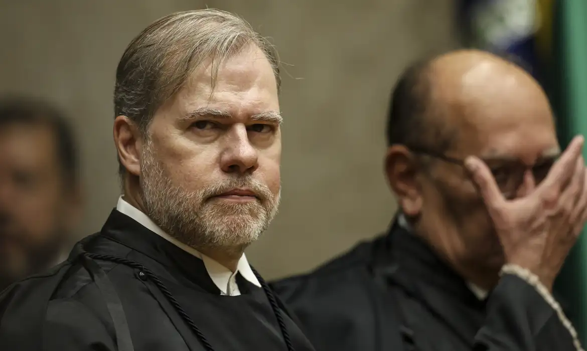 Dias Toffoli assume presidência do TSE e reforça que povo decide eleições