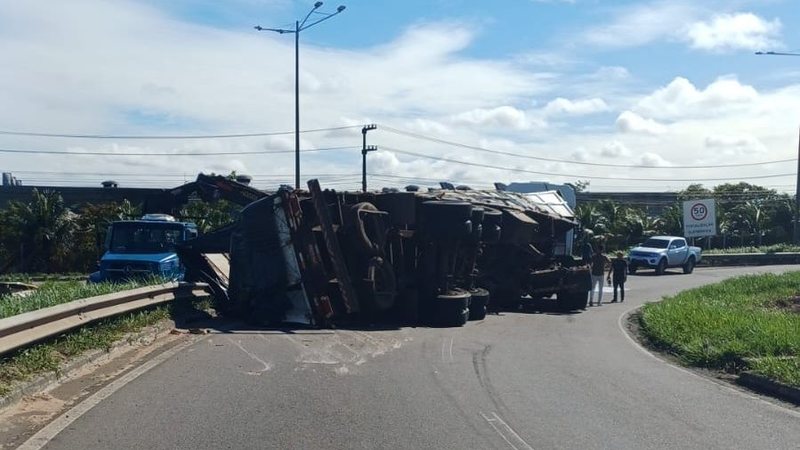 Carreta tombada bloqueia rodovias e causa grande congestionamento em Parnamirim