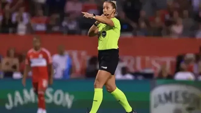 Tori Penso se torna a primeira mulher a apitar uma partida na Copa do Mundo Masculina