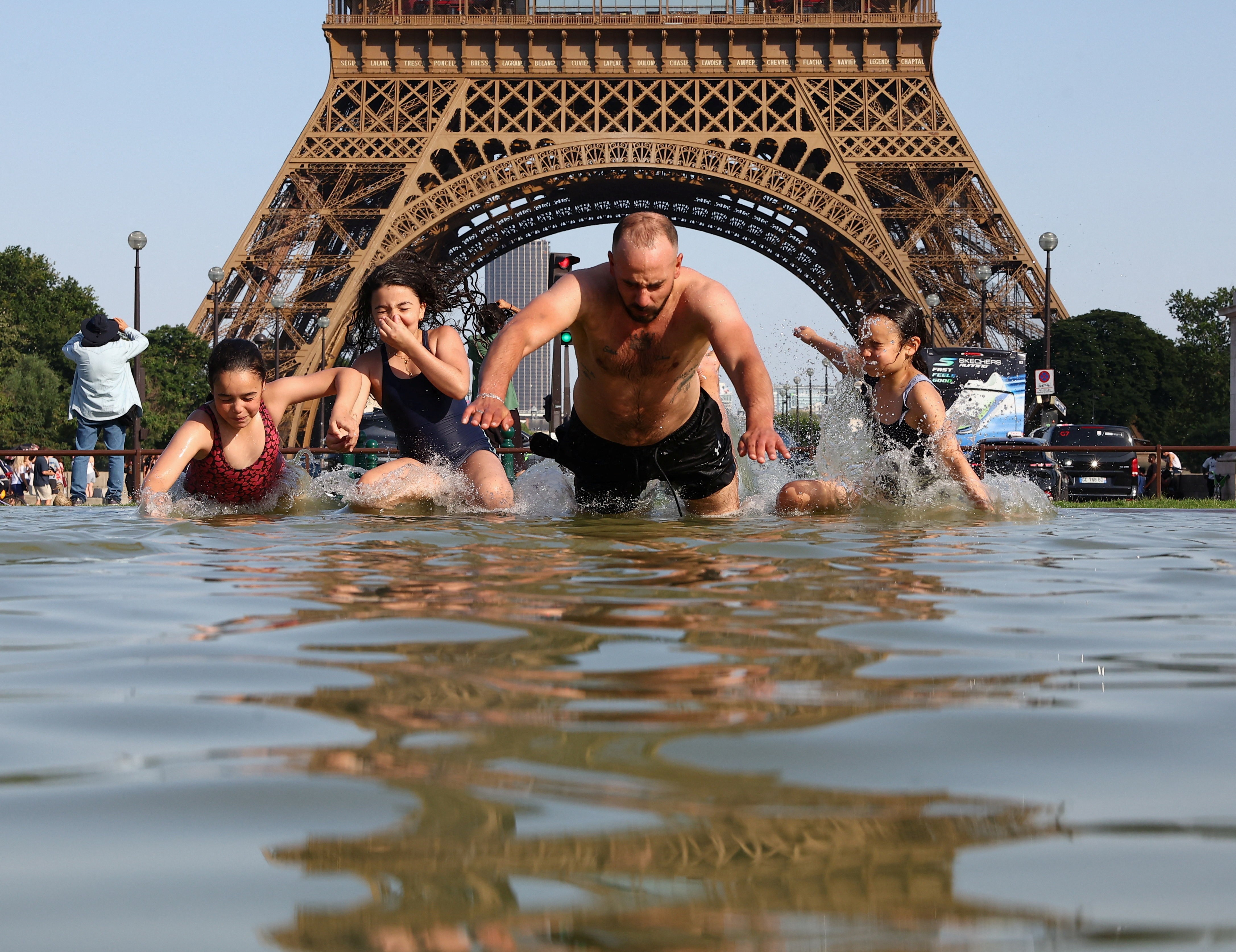 Torre Eiffel é fechada devido a onda de calor extremo em Paris