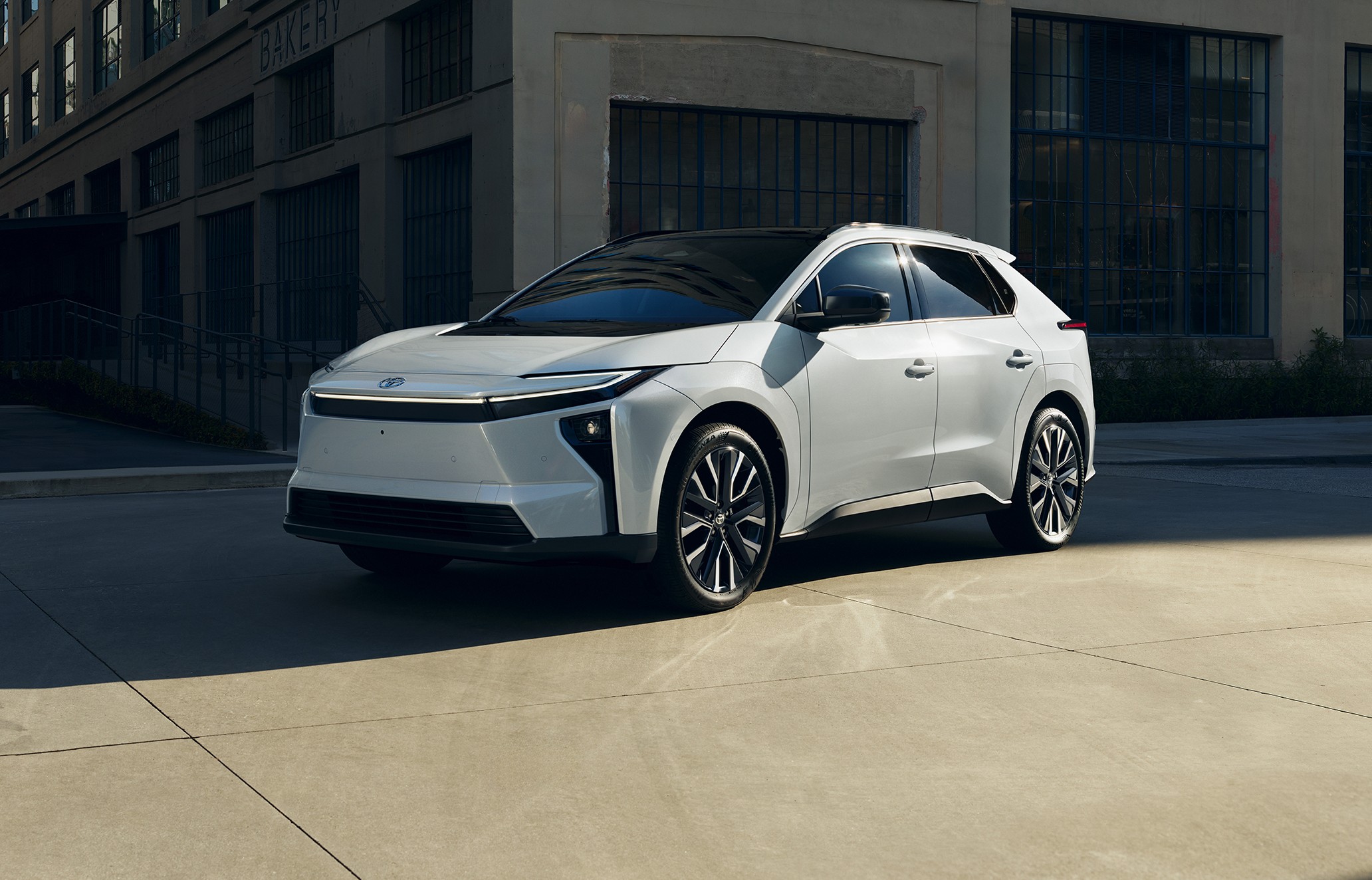 Toyota Bz lançado no Brasil como primeiro carro elétrico da montadora