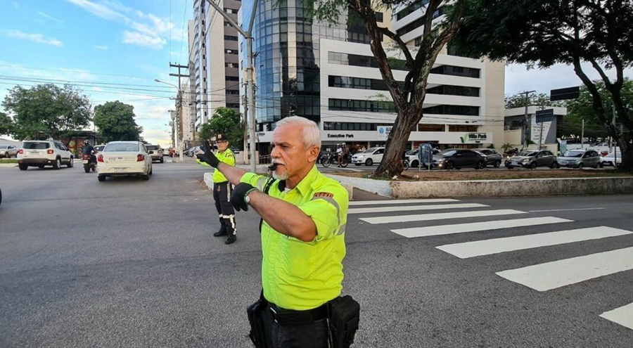 Avenida Getúlio Vargas tem trecho interditado por risco em muro de contenção