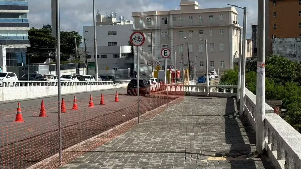 Prefeitura de Natal interdita trecho da Avenida Getúlio Vargas por risco em muro de contenção