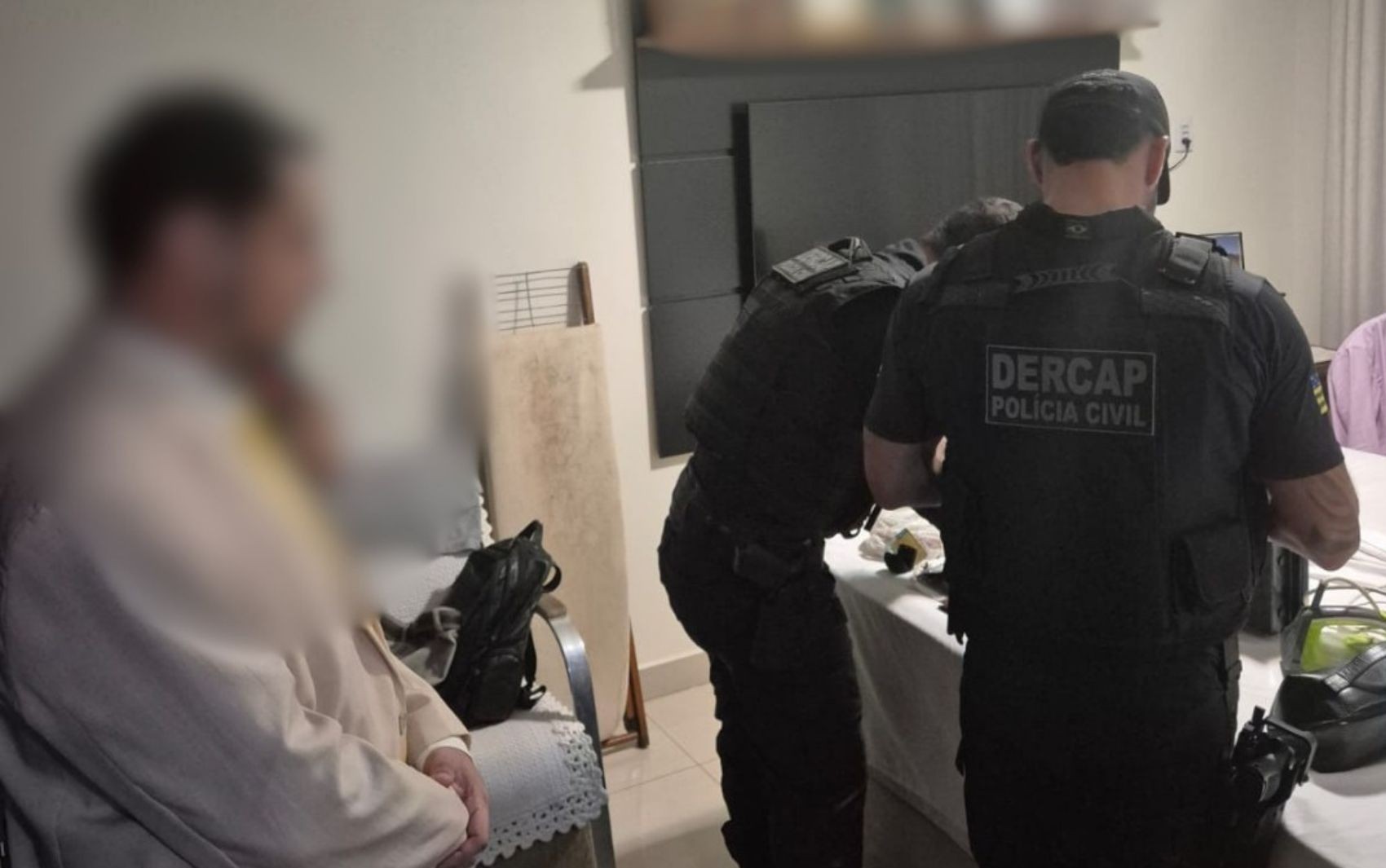 Três ex-servidores são presos em operação contra fraudes na Comurg