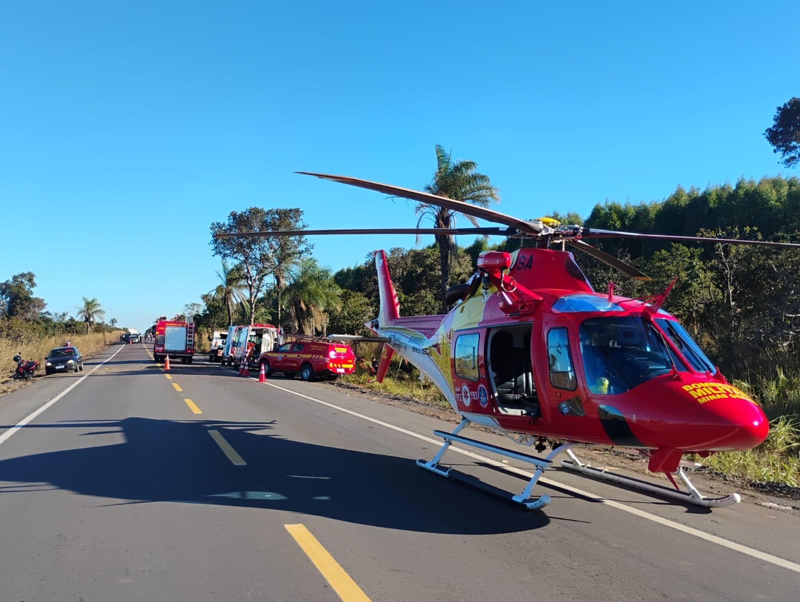 Três pessoas ficam feridas após carro capotar na BR-365
