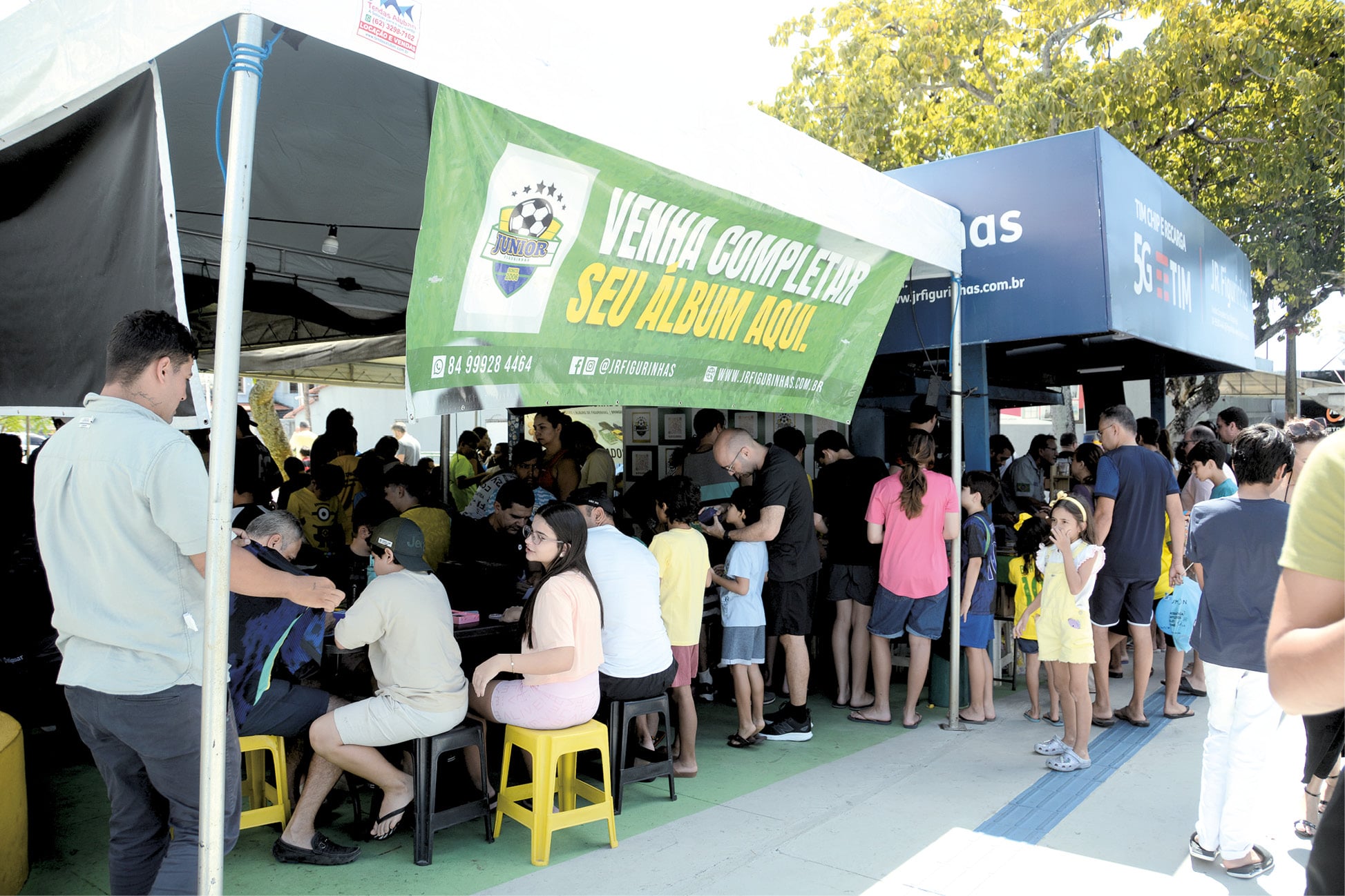 Torcedores completam álbuns de figurinhas em Natal às vésperas da Copa do Mundo 2026