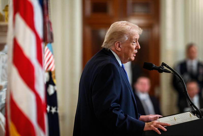 Donald Trump classifica cenário político brasileiro como "perigoso" após encontro com Lula no G7