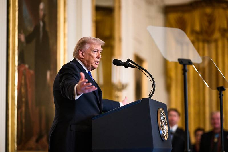Trump anuncia acordo de paz com o Irã e reabertura do Estreito de Ormuz