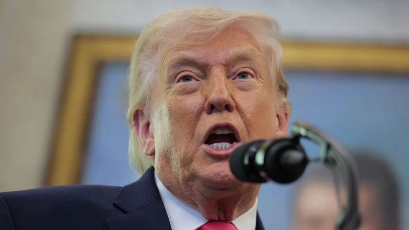 Donald Trump ordena ataques ao Irã enquanto Washington aceita retomar diálogo