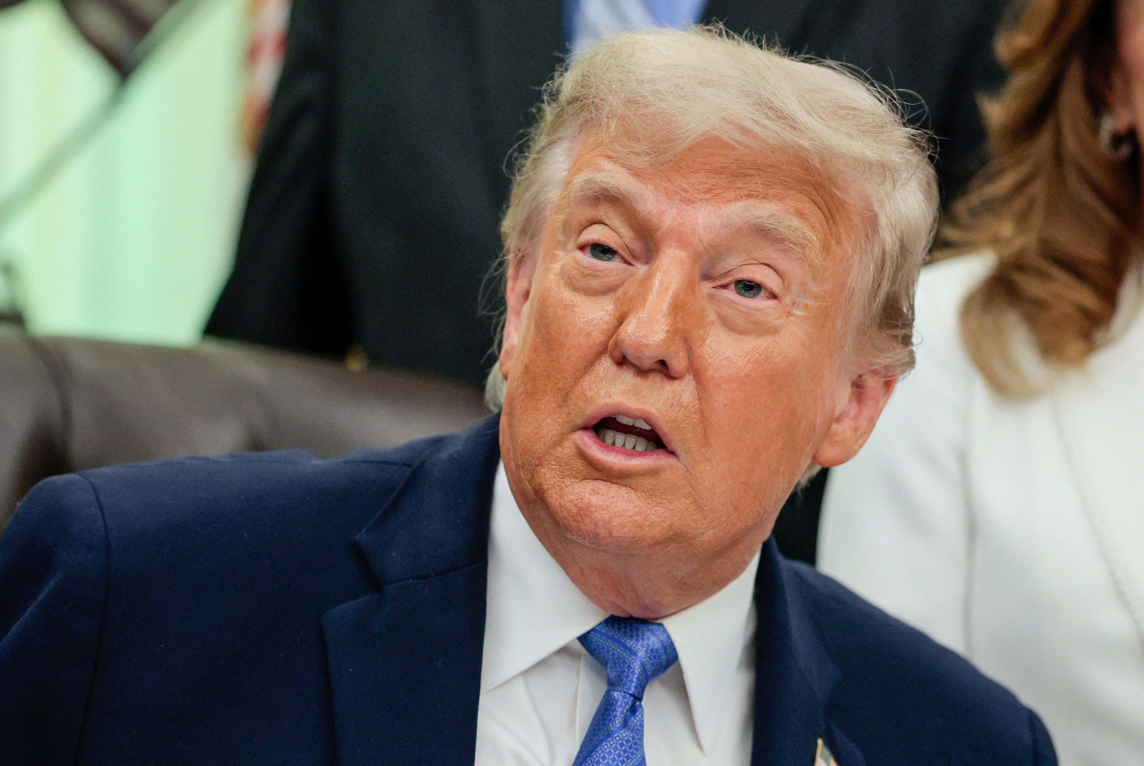 Trump cancela ataques ao Irã e busca acordo de paz após negociações de alto nível