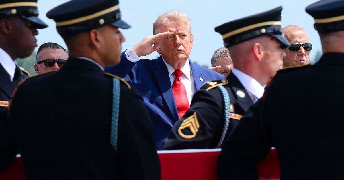 Donald Trump homenageia militares dos EUA mortos em ataques no Oriente Médio