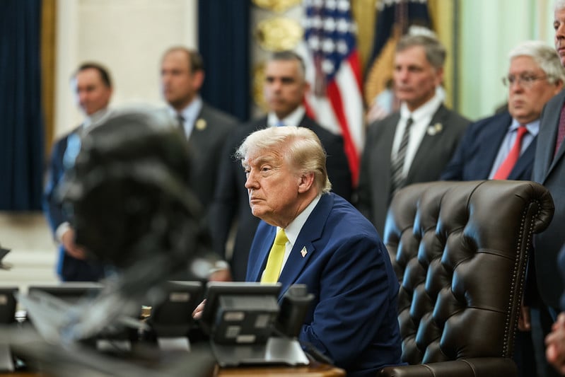 Donald Trump descarta encontro com Irã por desespero e afirma que não enviará dinheiro a Teerã