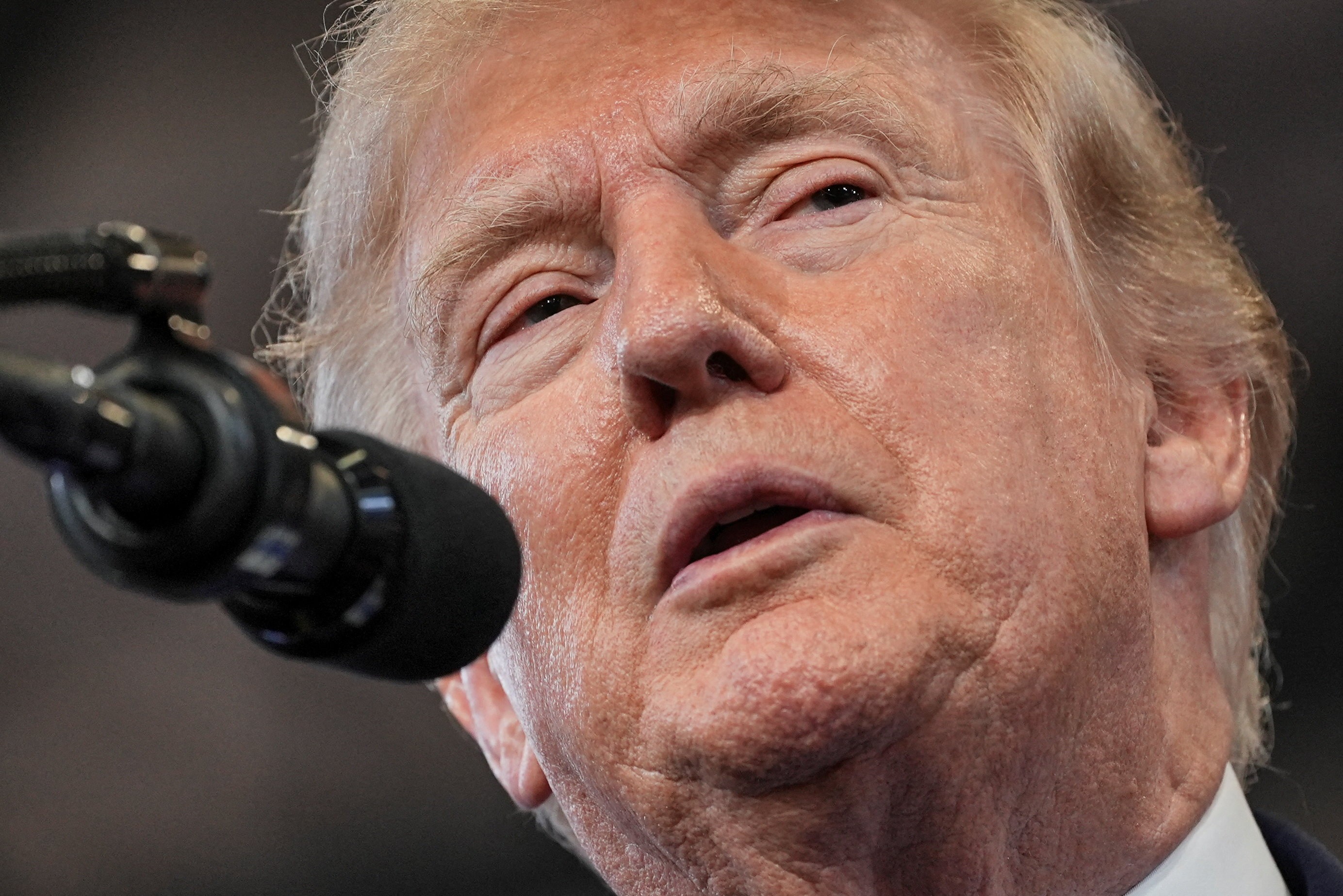 Donald Trump reage com firmeza às tarifas de retaliação do Canadá