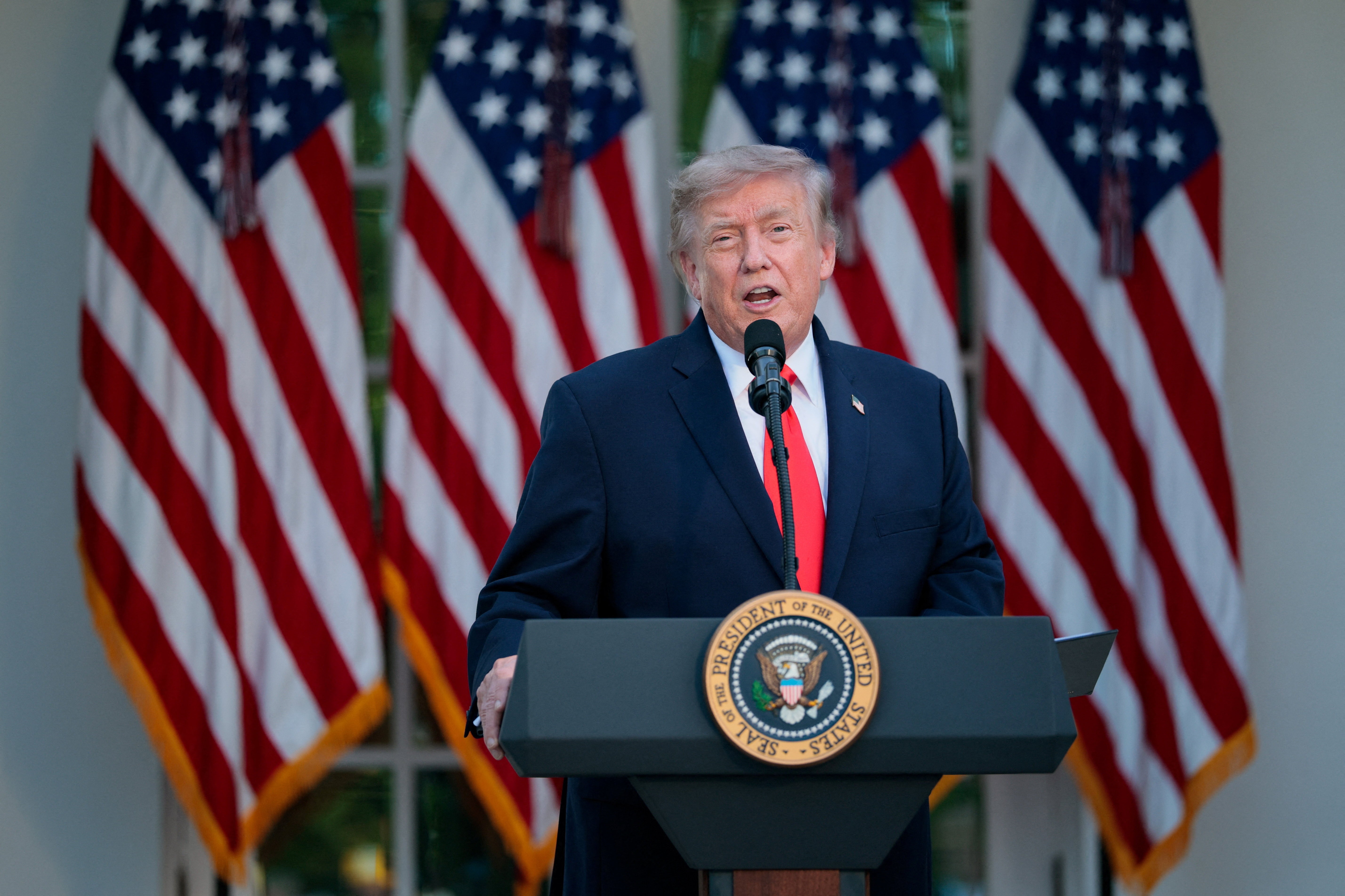 Trump afirma que fundos gerenciam suas finanças e atribui ganhos à alta do mercado