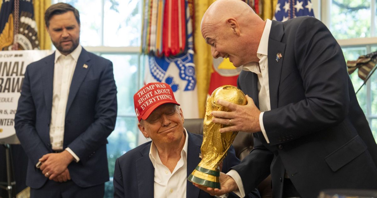 Donald Trump defende a permanência de Gianni Infantino na liderança da Fifa