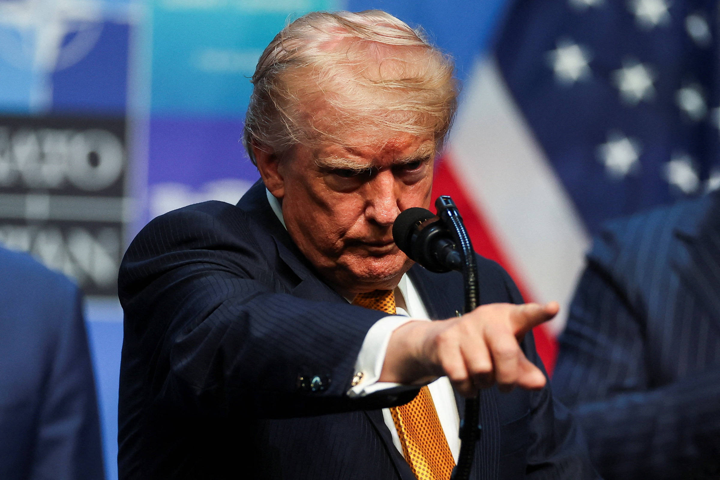 Donald Trump recusa assinatura de lei de moradia em protesto no Congresso
