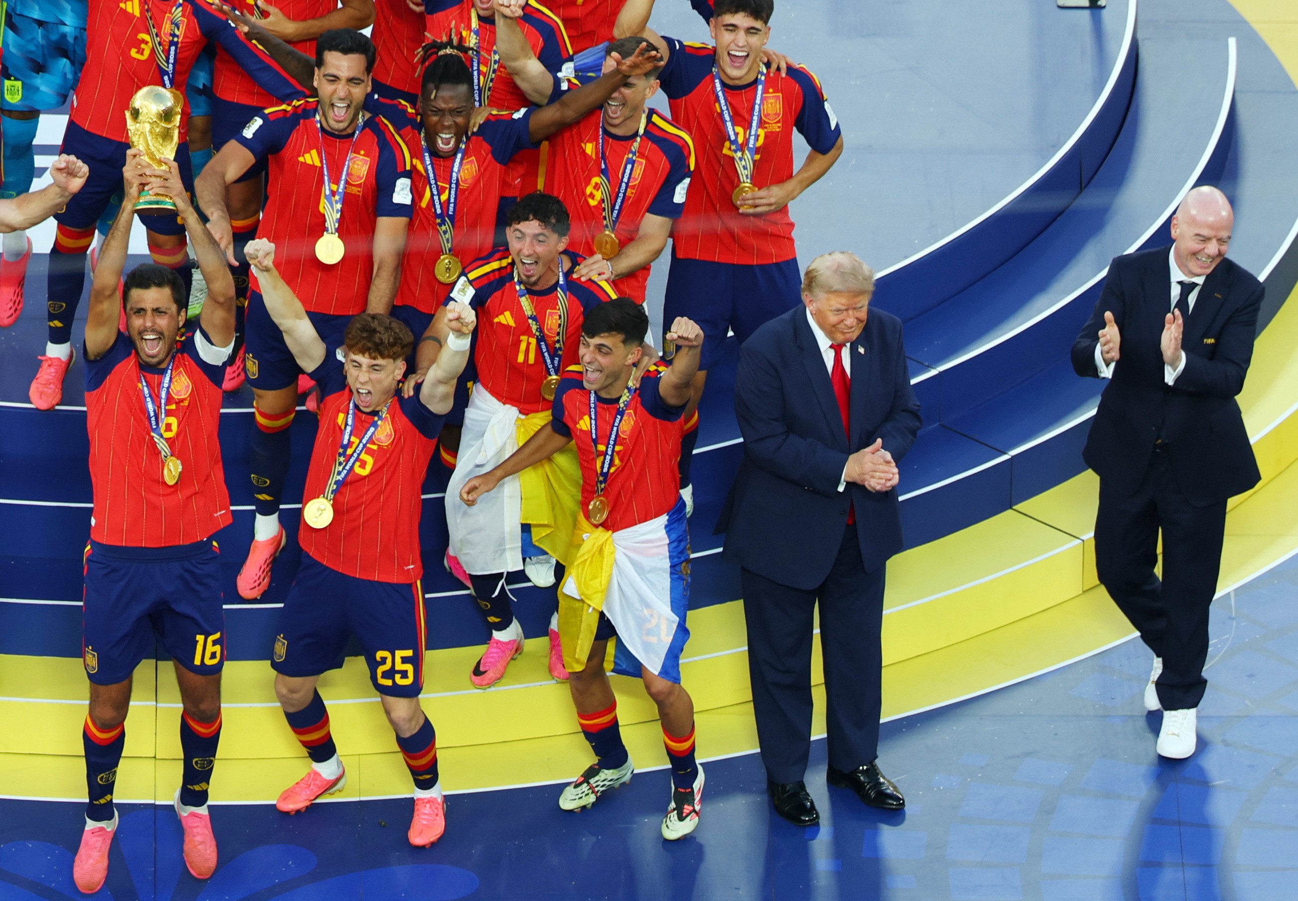 Donald Trump tenta ocupar espaço central em celebração da Espanha na Copa do Mundo de 2026