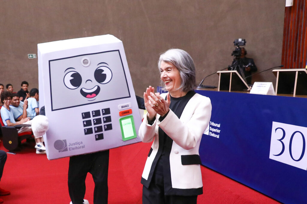 TSE lança Pilili para celebrar 30 anos da urna eletrônica