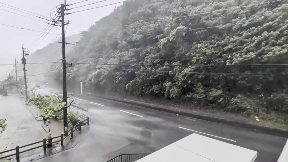 Tufão Dolphin provoca estragos em Okinawa e mobiliza costa da China