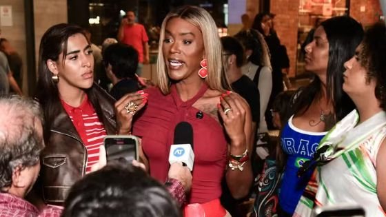 Vereadora trans Benny Briolly é socorrida após confusão em ato sobre uso de banheiro feminino em Niterói