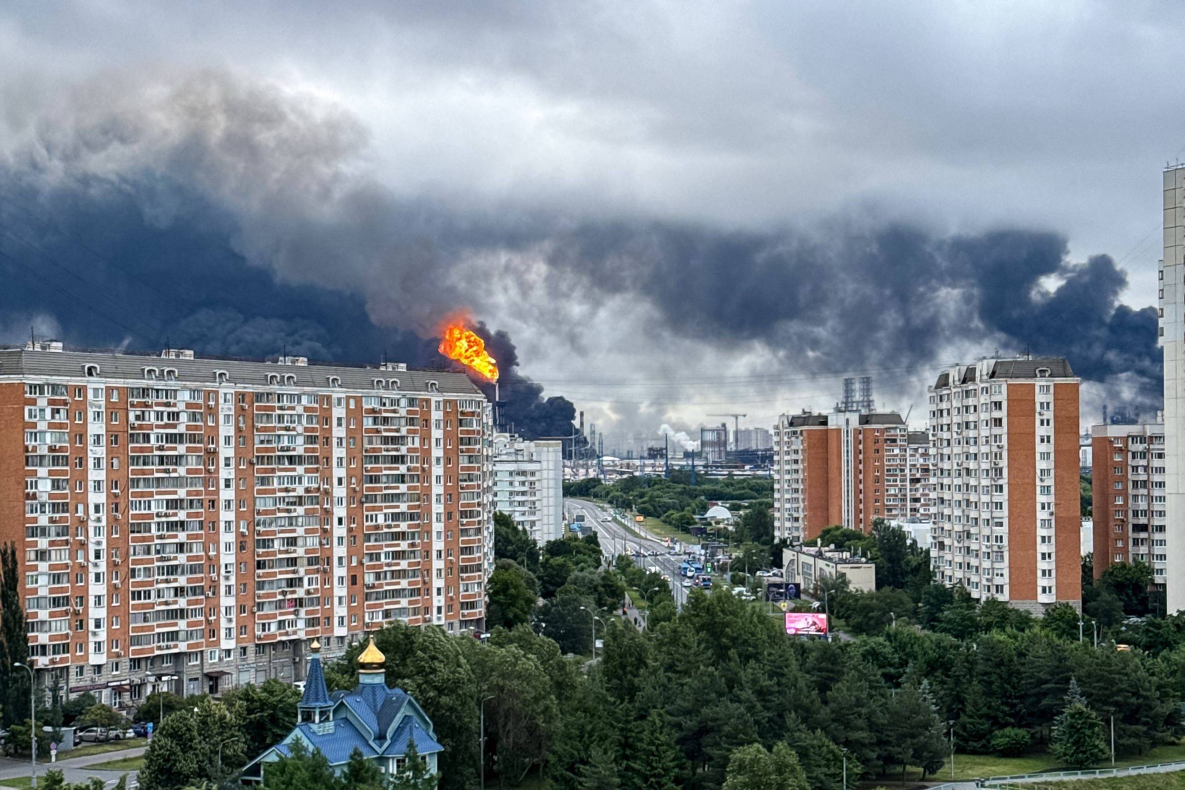Ucrânia lança maior ataque de drones contra Moscou; incêndios e interrupção em aeroportos marcam dia