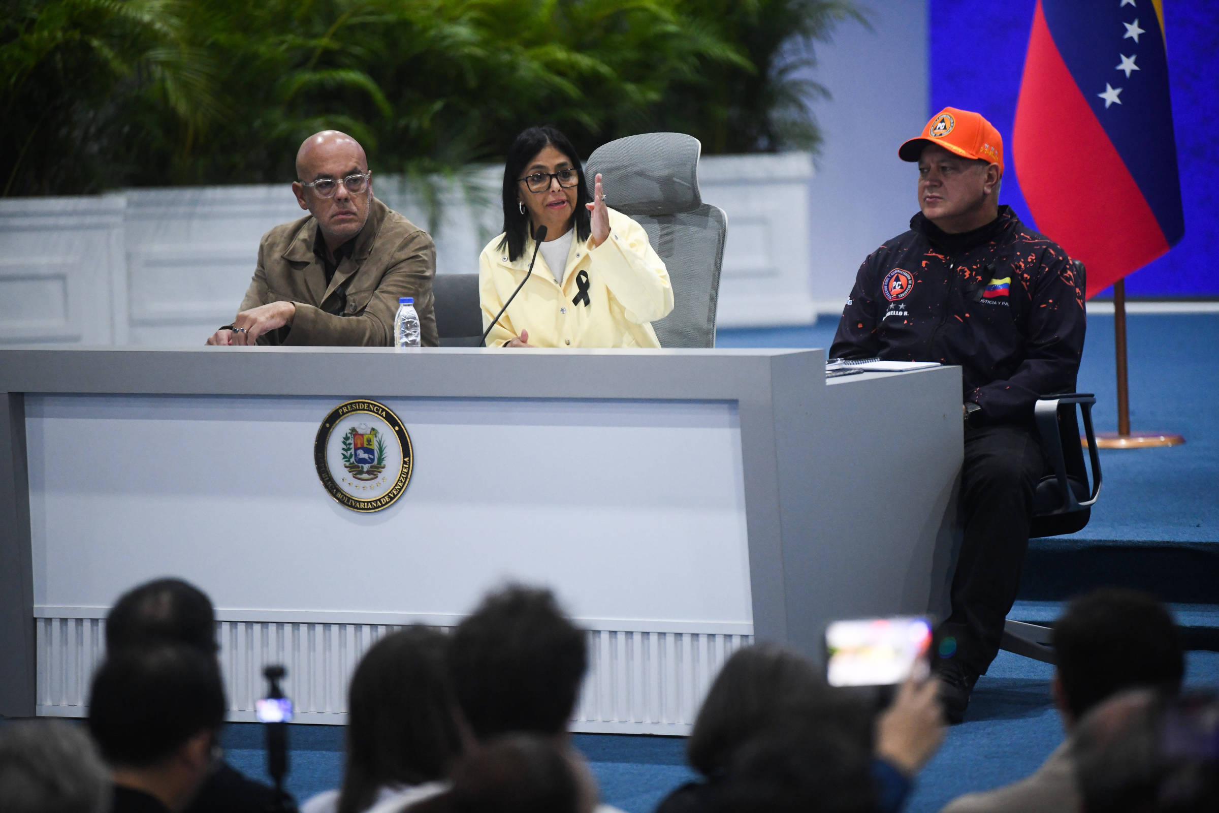 Um mês após terremotos, transição democrática continua em xeque na Venezuela