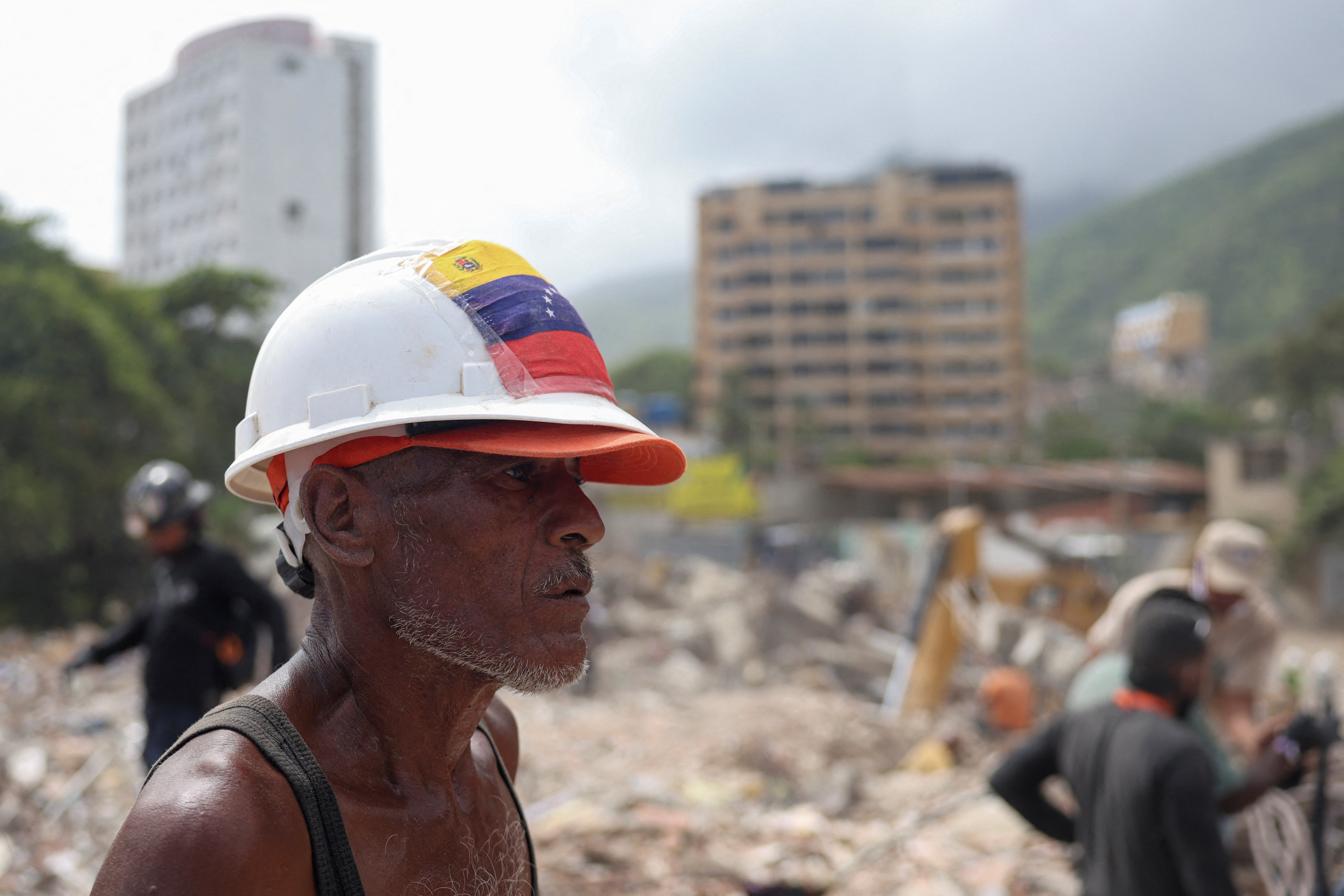 Um mês após terremotos, Venezuela lida com desaparecidos e danos bilionários