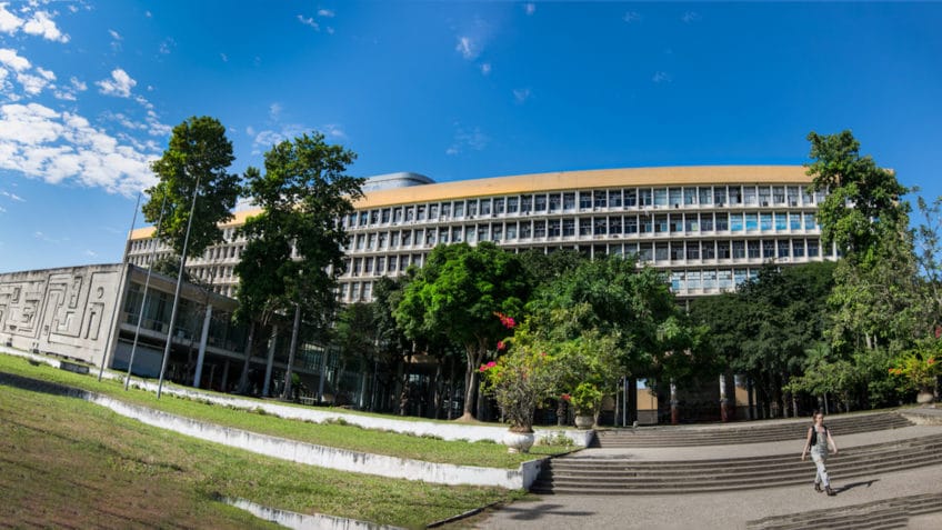 Universidades brasileiras perdem posições em rankings globais, com destaque para o Rio de Janeiro