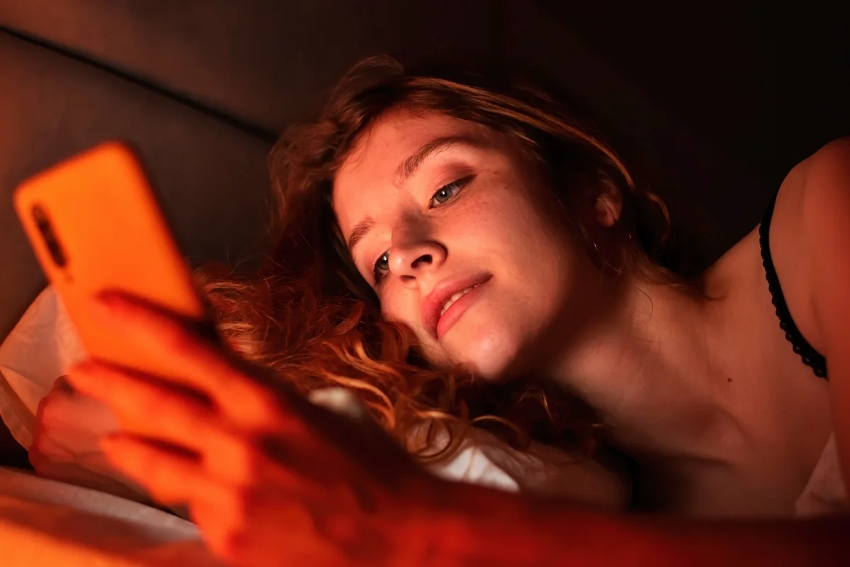 Usar o celular na cama pode elevar o risco de problemas no coração