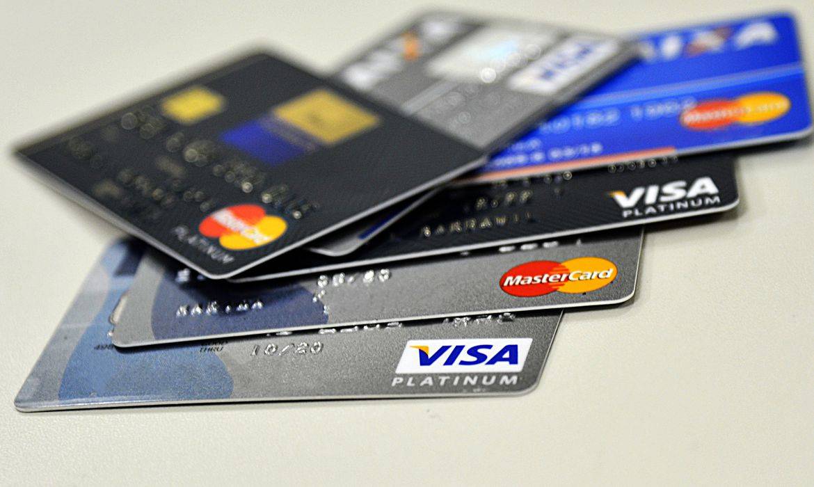 Cartão de crédito: bancos e fintechs lutam por cliente no Brasil