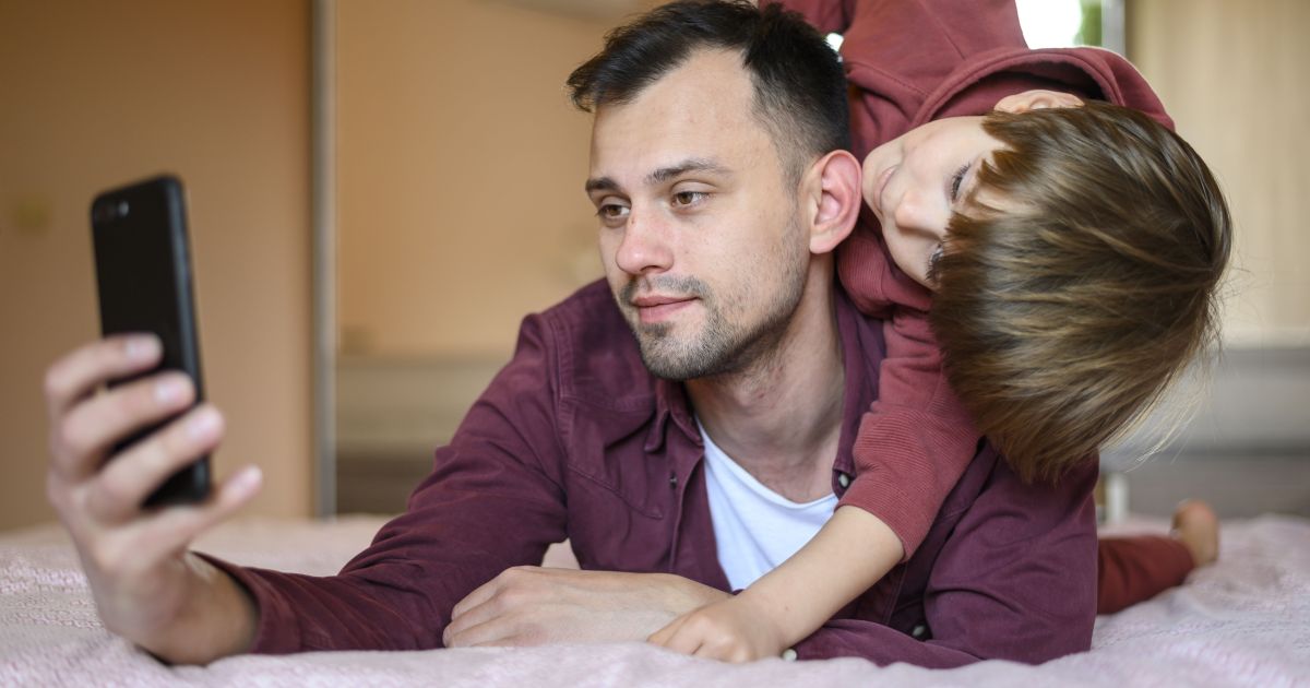 Uso de celular por pais pode prejudicar vínculos com filhos adolescentes, aponta estudo