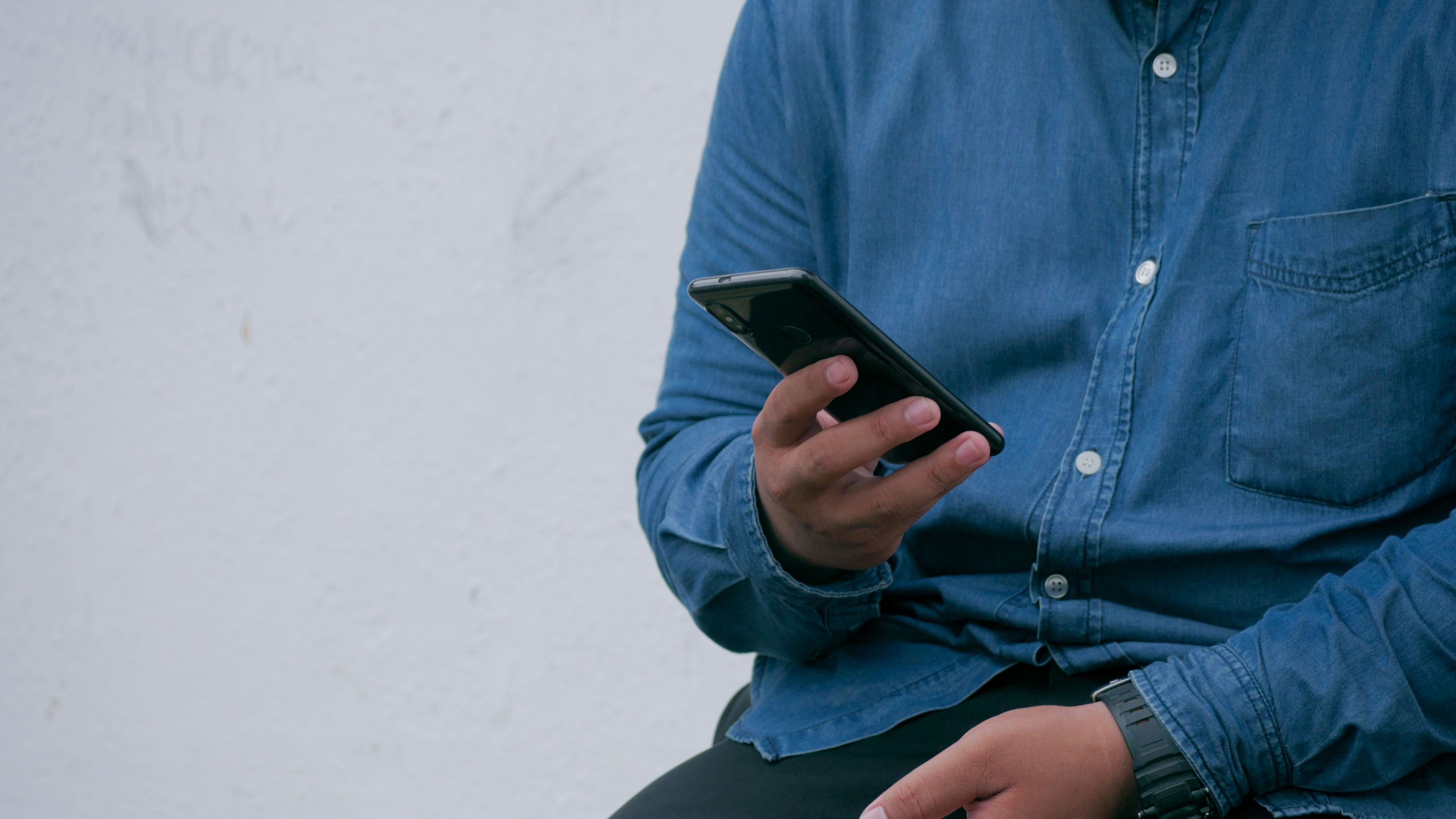 Uso de internet atinge 90,5% dos brasileiros em 2025, reduzindo disparidade entre áreas urbanas e rurais, aponta IBGE