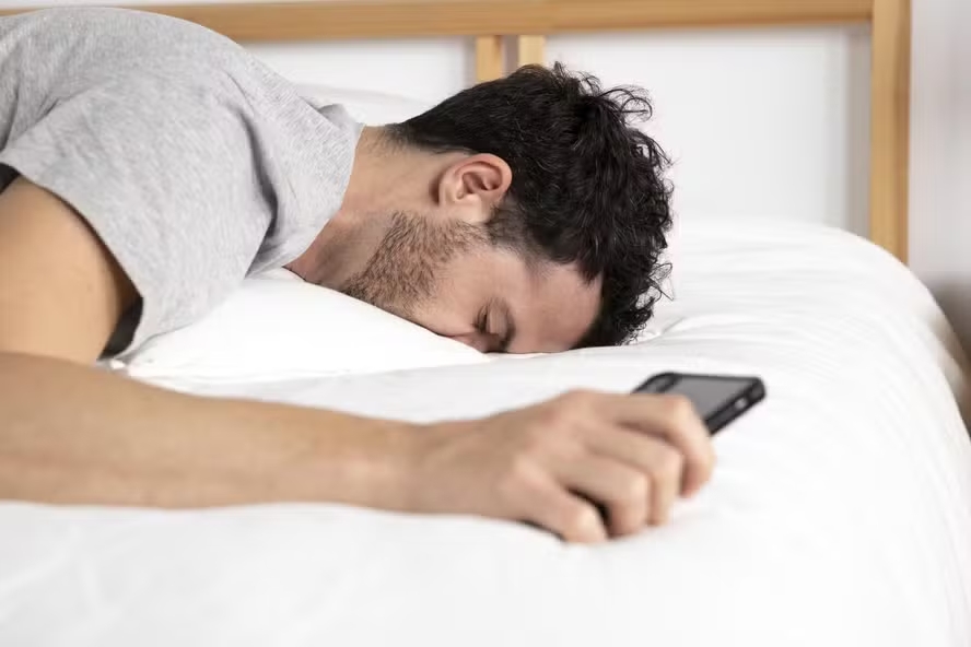 Uso do celular ao acordar afeta a ansiedade e a concentração, alertam especialistas