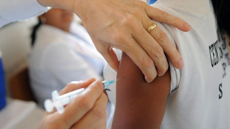 Brasil busca elevar cobertura contra o HPV com nova estratégia de vacinação