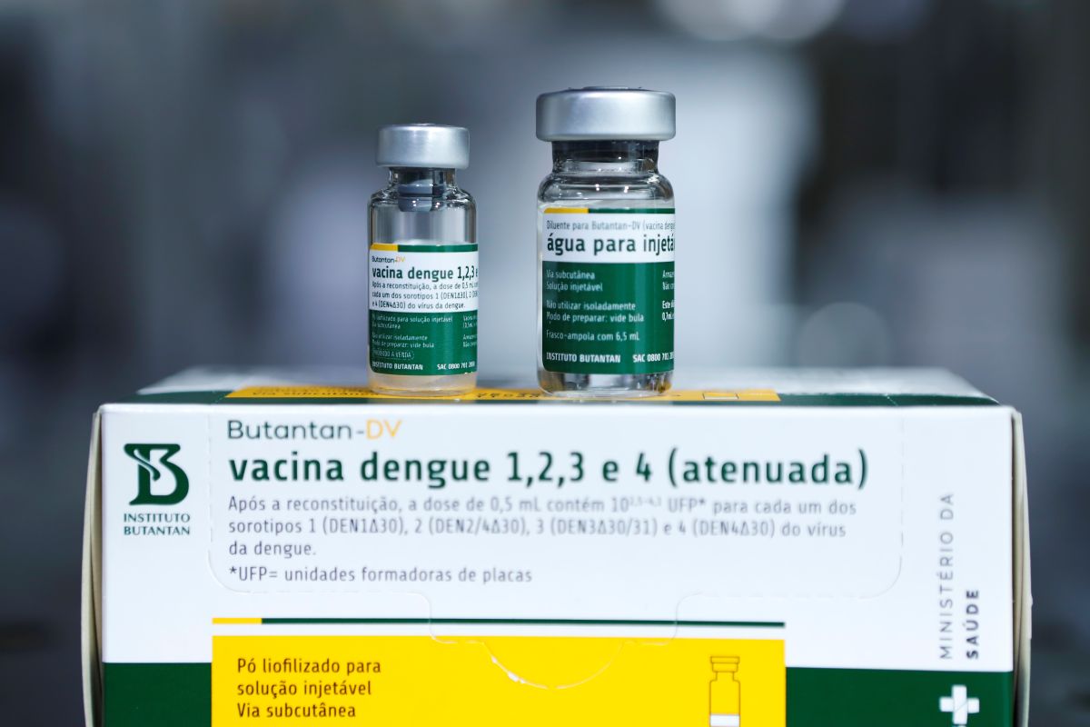 Saúde alerta vacinados há até 21 dias após 42 casos de reações severas à vacina da dengue do Butantan