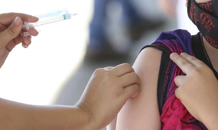 Campanha de vacinação em escolas públicas de Natal aplica doses contra influenza, Covid-19, HPV e dengue